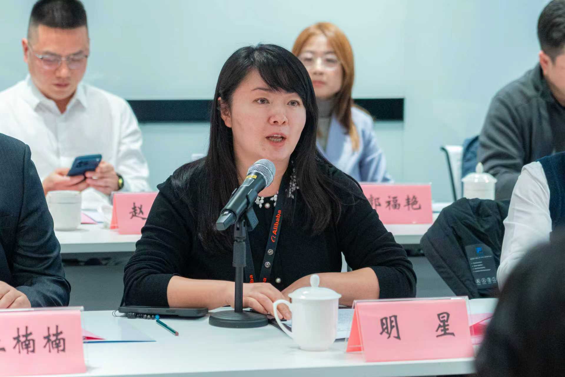 嘉宾参观科创区